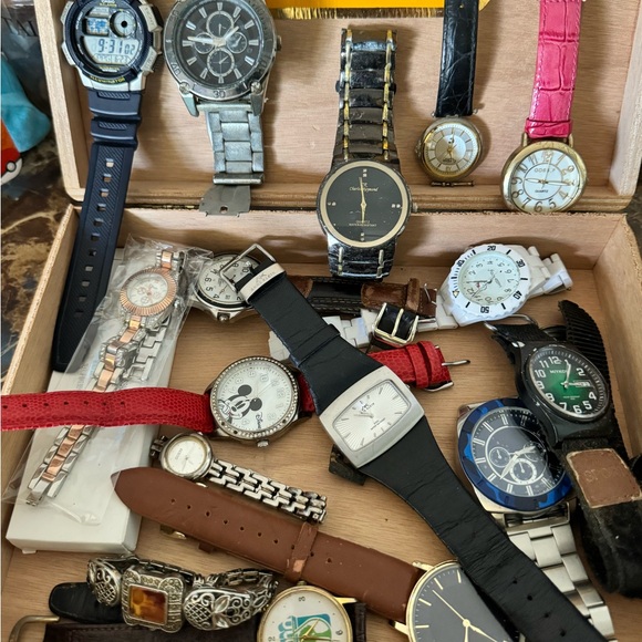 Watch Lot - Picture 10 of 10